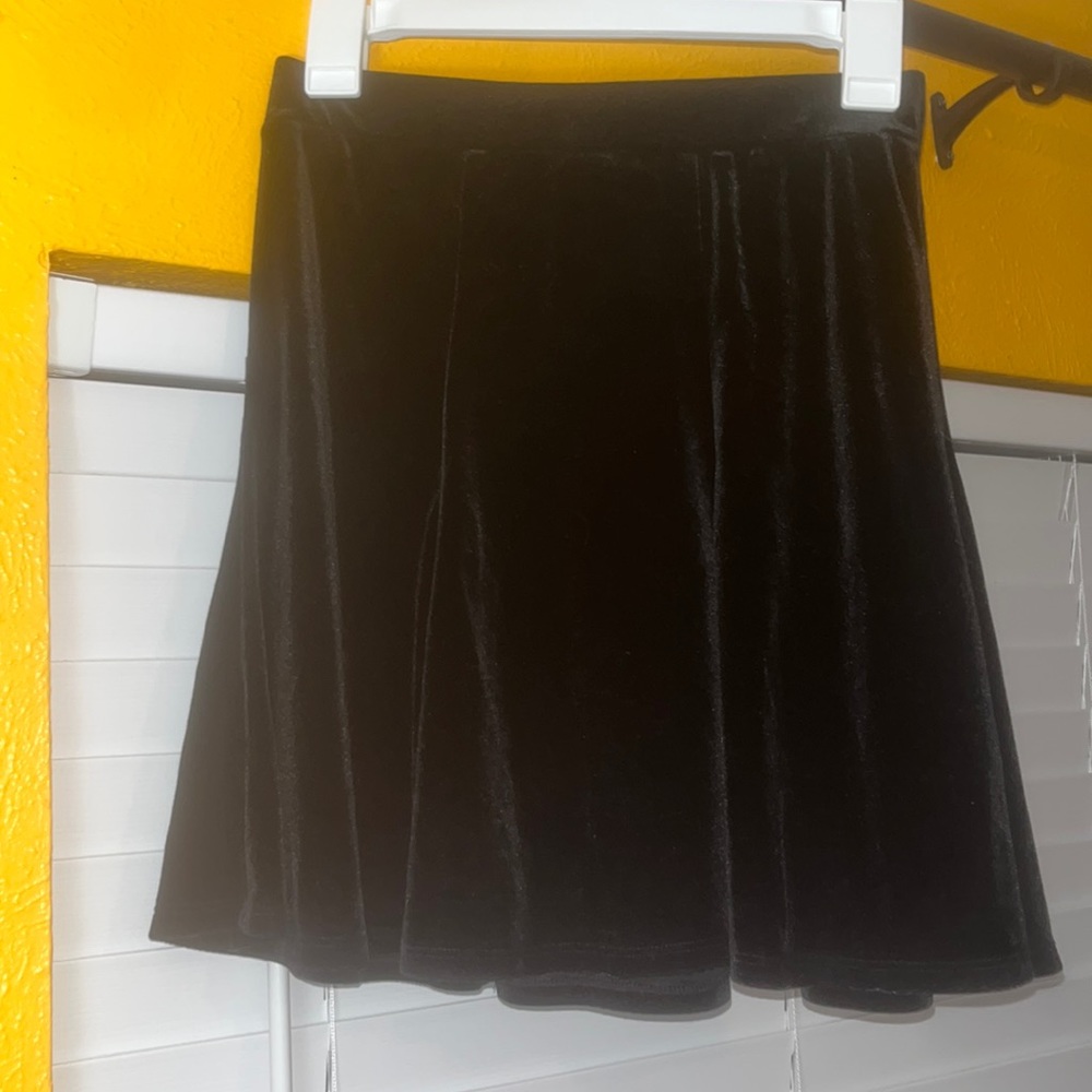 Velvet black pleated skirt